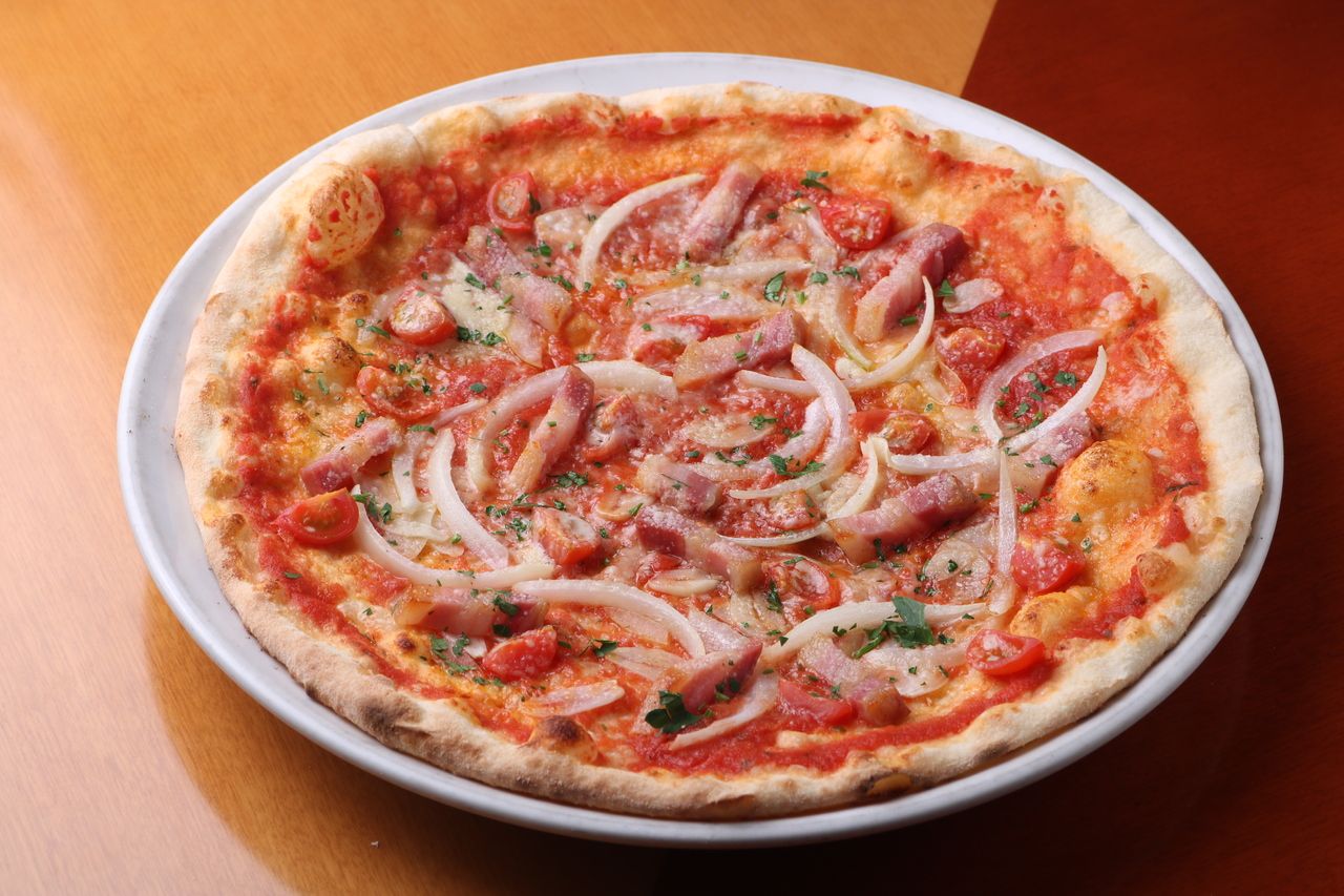 アマトリチャーナ（トマトソース、ペコリーノチーズ、ニンニク、チェリートマト、玉ねぎ、パンチェッタ）