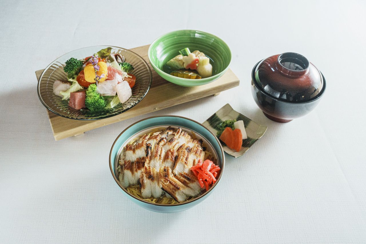 Steamed sushi set (conger eel)