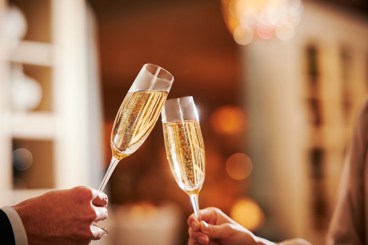 【結婚記念日ディナープラン】赤バラ11本花束と共に乾杯シャンパン×至高フレンチ 