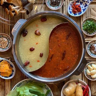 【特製薬膳火鍋&発酵白菜鍋】スープが選べます♪