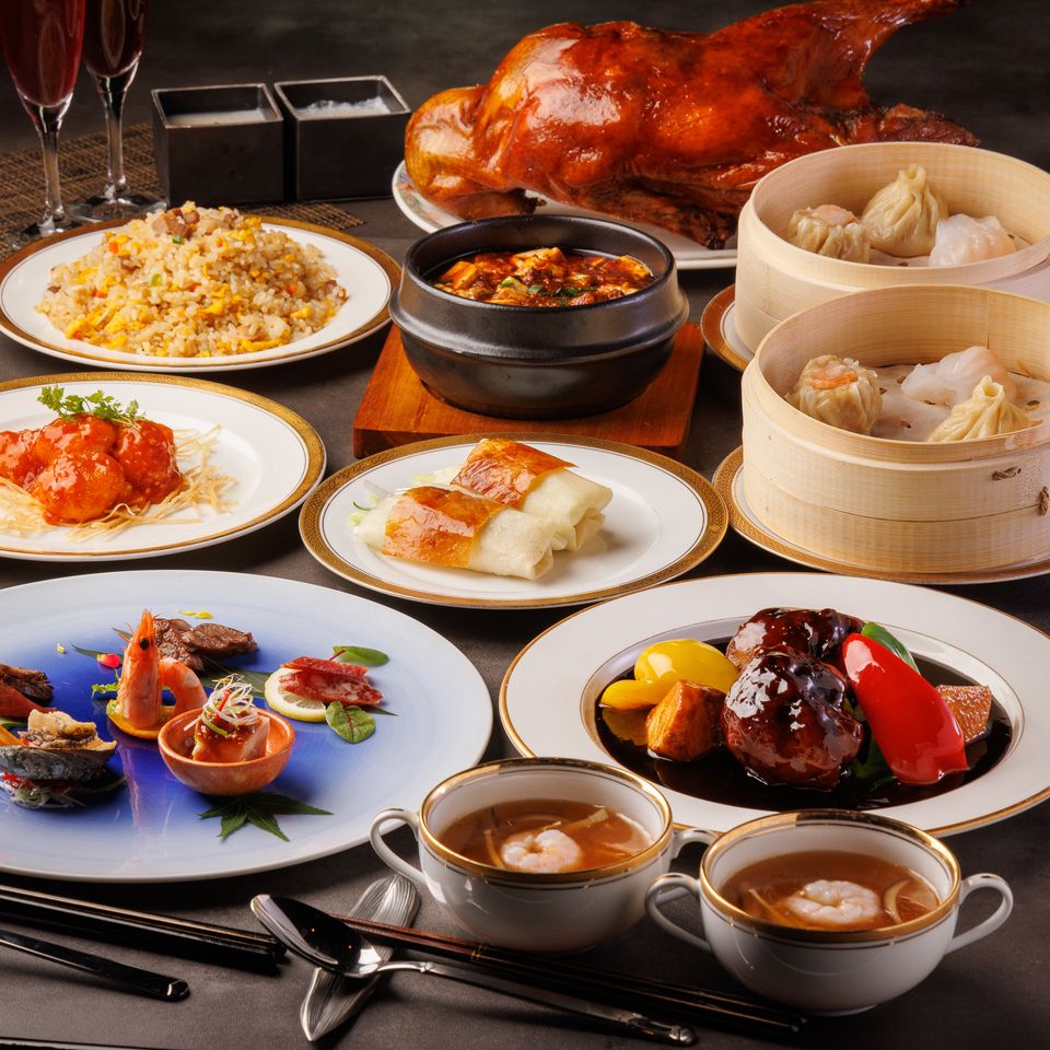 《金酒午餐套餐》烤北京烤鴨、魚翅蝦湯等8道豪華菜餚（單人份）的全套套餐。