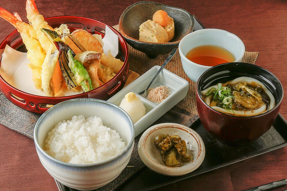 [All-you-can-drink lunch party plan] A banquet plan available only on weekends and holidays that includes a lunch set meal, two side dishes, and 120 minutes of all-you-can-drink.