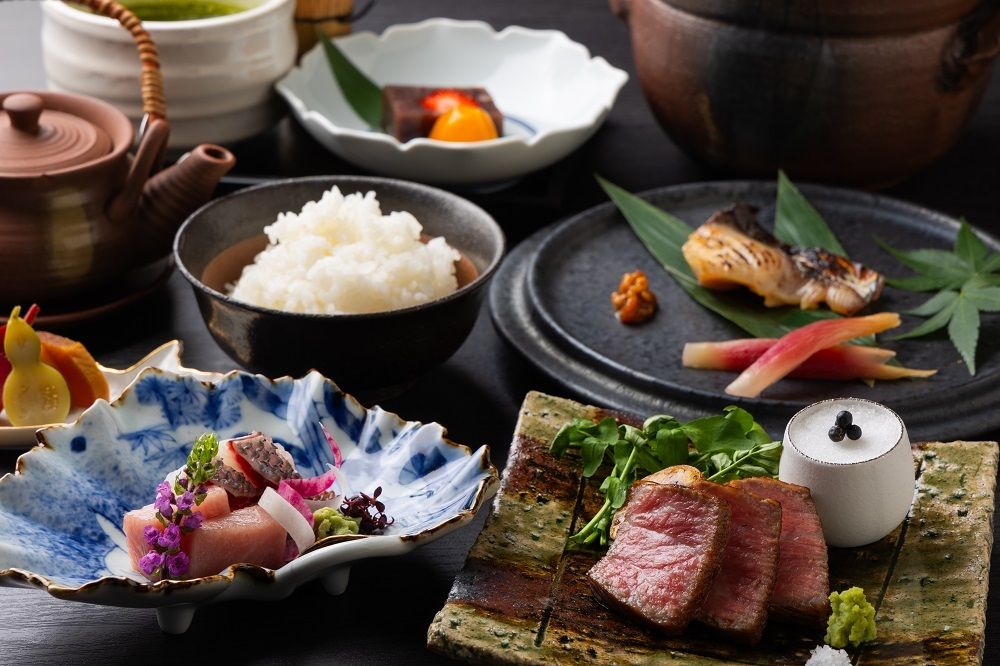  [Osumi Gozen] Double main course of Kuroge Wagyu beef and seasonal fish saikyoyaki with our specialty clay pot rice