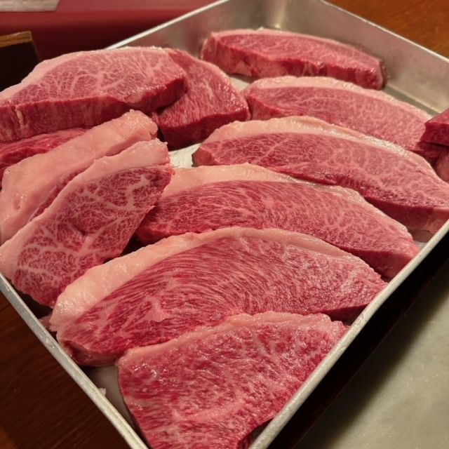 ¡Nuevo menú! ¡Un plato adicional de carne negra japonesa añeja! [Churrasco a la parrilla de carbón de 100 minutos] y ¡a este curso se agrega carne Ichiborump de Kuroge Wagyu que ha sido envejecida en una máquina de envejecimiento en seco durante poco más de un mes! (50gx por el número de personas (mesa de 2 horas))