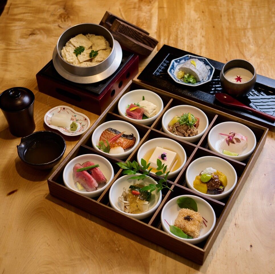 人気№1！箱庭ランチ『9種の箱庭膳 ～季節の旬菜旬魚～ ＆自家製寄せ豆富と湯葉釜めし』 平日特別2,800円(税抜)