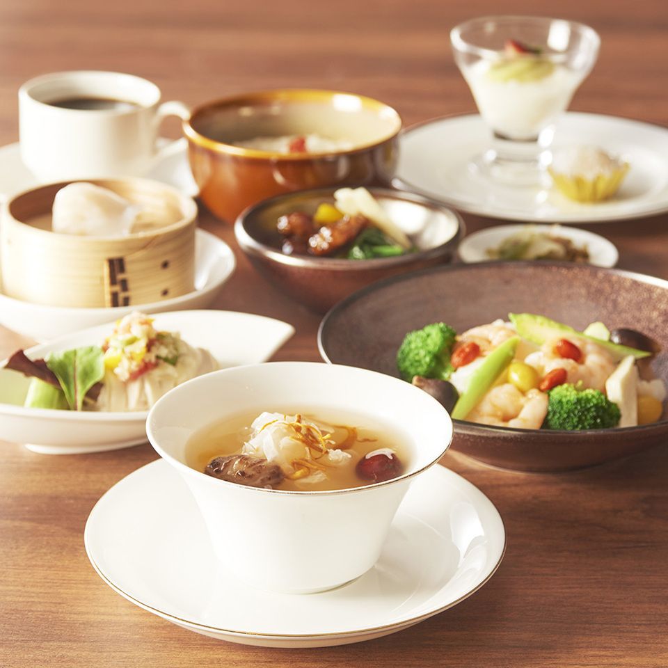 前菜・熱菜・デザートの3回に分けて提供されるランチコース。コーヒー付き