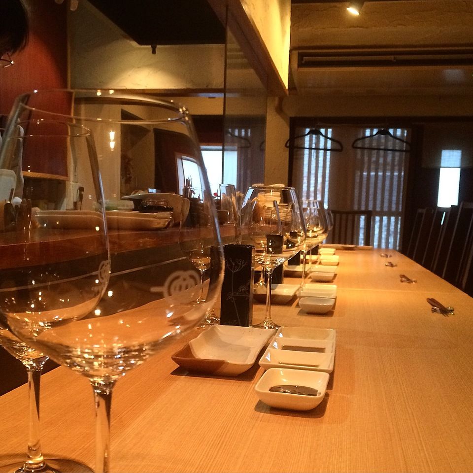 Standard course of skewered fried foods to go with wine