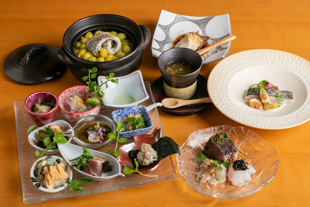 【店内】草風土のおばんざいと 名物土鍋ご飯を味わうランチ