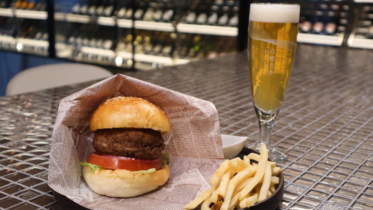 "Hamburger steak sandwich" and two beers set