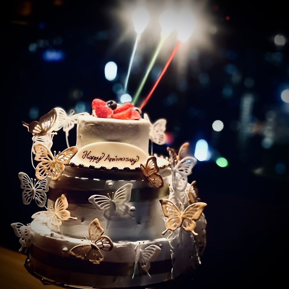 《ふたりをつなぐ“蝶番(ちょうつがひ)”の想いを込めた》記念日ケーキ＜バタフライブーケ＞付き｜黒毛和牛＆北海道産ふぐカツ&本ズワイ蟹の釜飯など全11種　リッチ記念日ディナーコース　プレゼント預かり特典付き