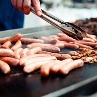 【屋外バーベキュー席】【自社醸造クラフトビール含む飲み放題付】US産アンガスビーフ＆鶏もも肉＆スペアリブ＆極太ソーセージ　BBQライトプラン