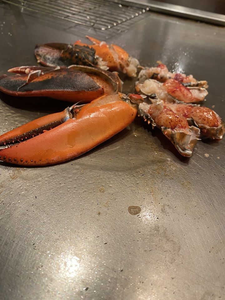 [菜單 S] 2 道時令開胃菜、龍蝦、肉類菜餚 + 5 杯搭配葡萄酒 + 餐後飲品僅限在線預訂