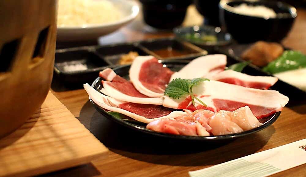 Charcoal-grilled Botan meat and Banshu Hyakunichi chicken course [Most popular]