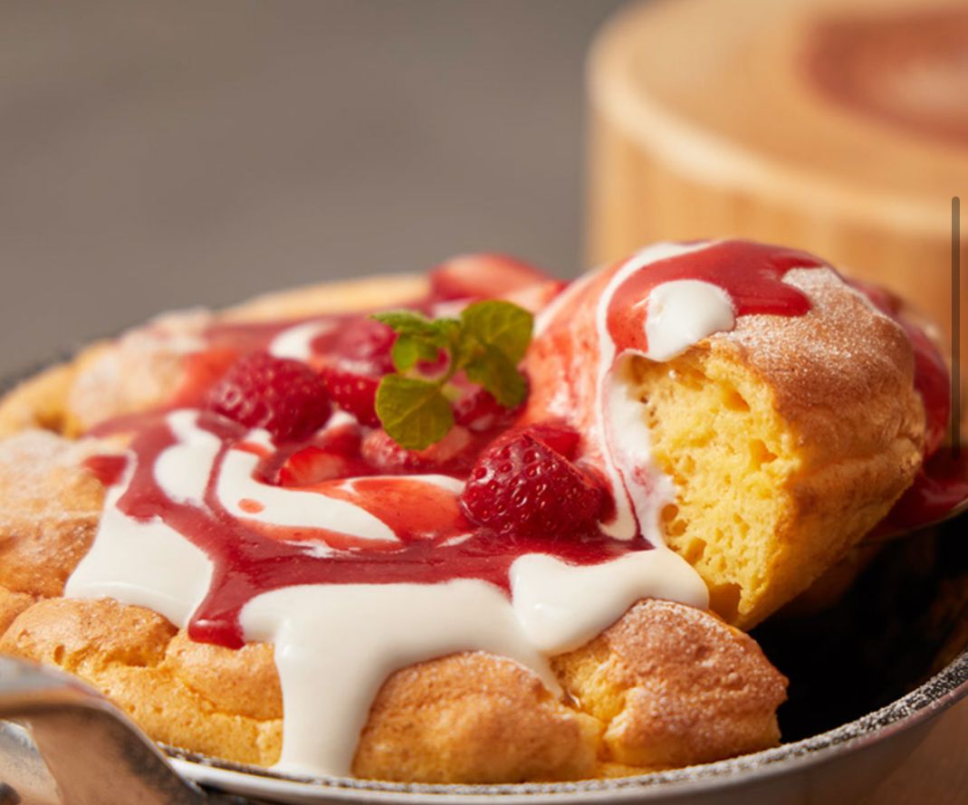 ３０分かけて焼き上げる白金小径のフライパンケーキ苺スペシャル