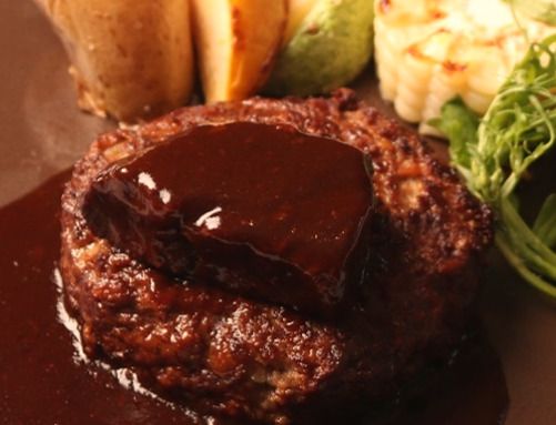 [Pranzo] Gustate un hamburger di manzo con guanciale brasato e ingredienti di stagione in questo percorso degustazione di 7 portate.