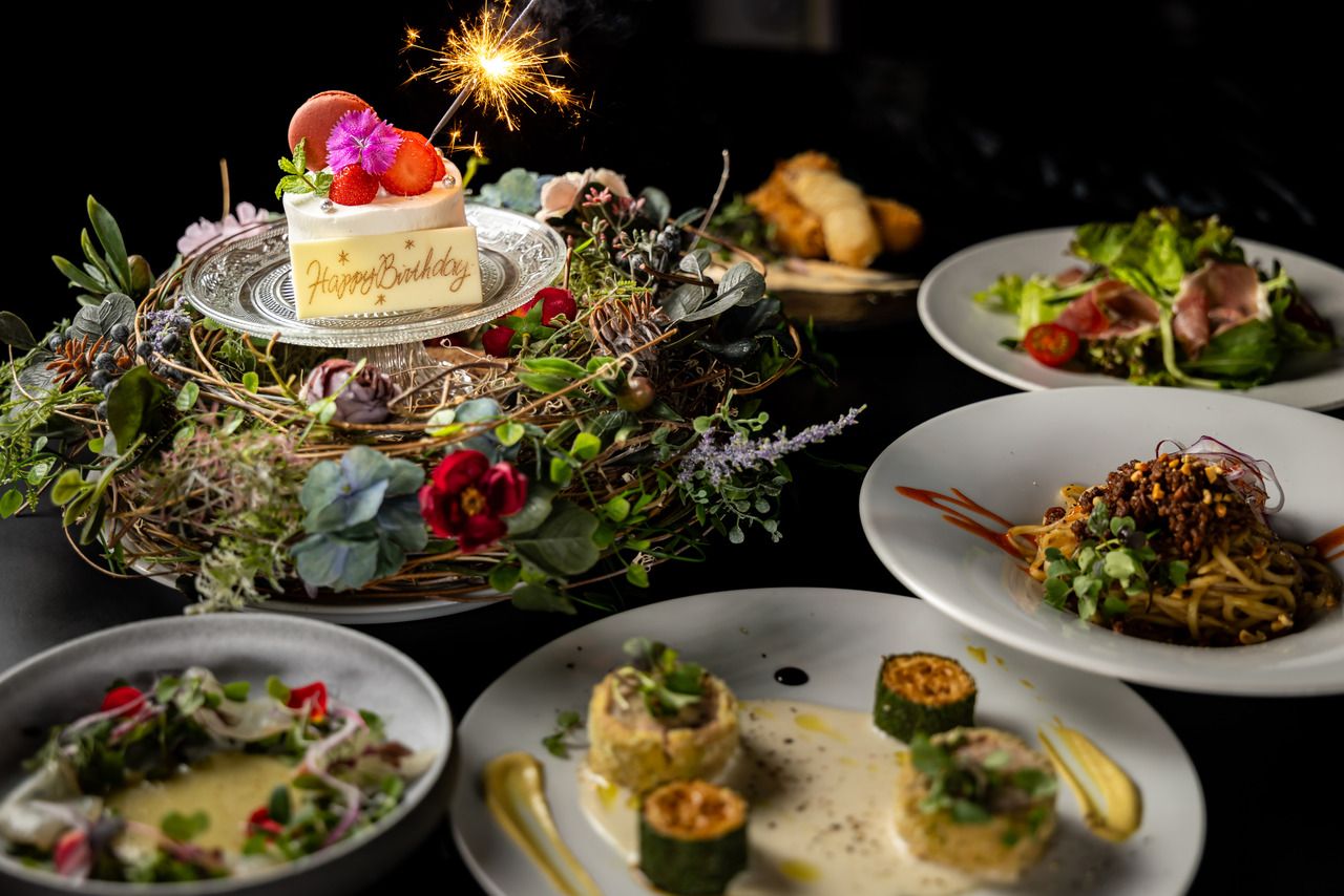 【リッチバースデーコース】大切な人に贈るフラワーリースケーキ＆誕生石カクテル付き記念日プラン