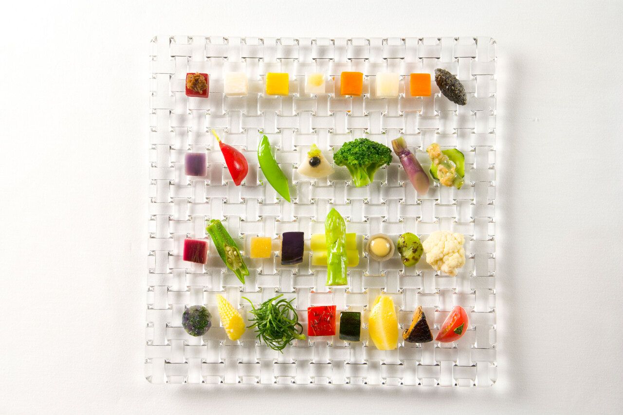 【土日祝限定】スペシャリティ「無農薬野菜達 28 種の盛り合わせ」と選べる前菜・メイン　全4皿