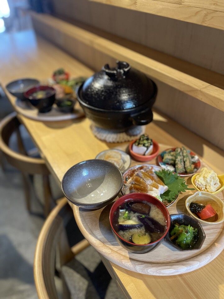 色彩缤纷的小菜和银色的米饭午餐