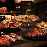 【飲み放題付きシェアプラン／お料理全8品エメプラン】メイン料理は牛ステーキ：TOOTHTOOTH人気メニューの組み合わせ