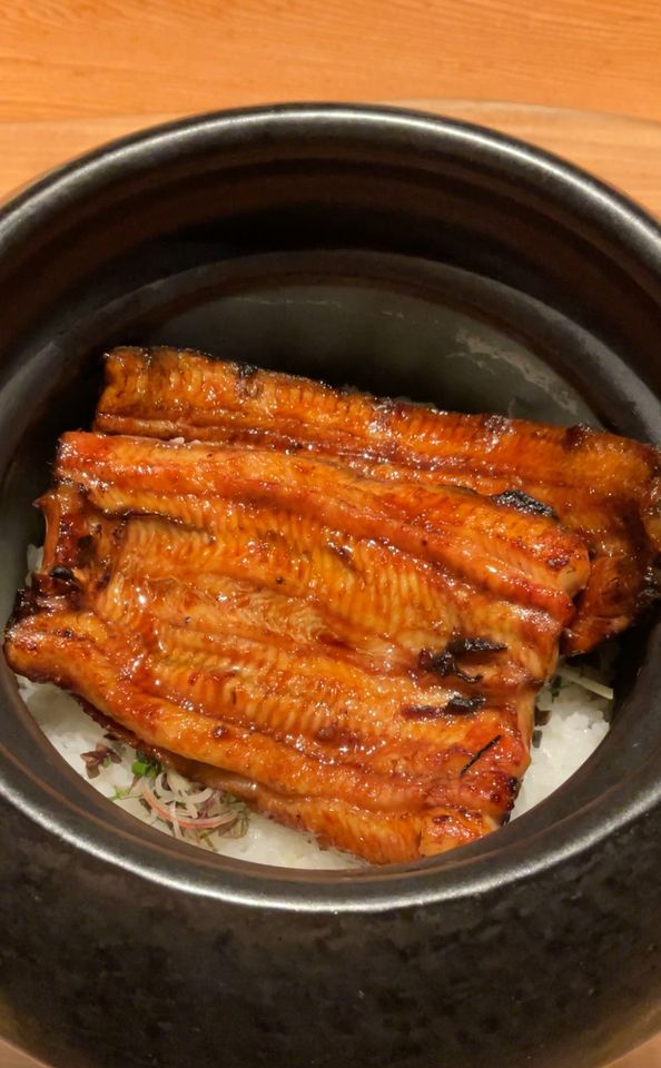 ข้าวหน้าปลาไหลย่างถ่านกินซ่าในหม้อ คิวามิ