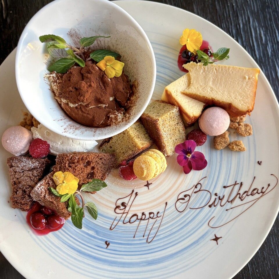 Dessert Plate [Birthday/Anniversary] Dessert Plate with Message 3,850 yen (for 3-4 people)