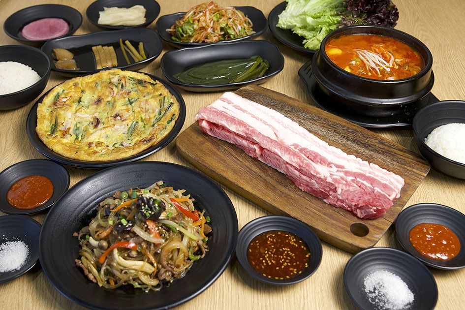 【Mittagsmenü】★ C-Set ★ Genießen Sie auch mittags gereiftes Fleisch♪ Gereiftes Samgyeopsal, dazu wahlweise ein Chige-Eintopf (koreanischer Eintopf), Japchae (Glasnudelpfanne) u. v. m.