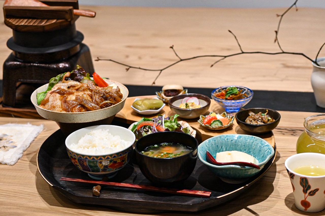 [Lunch] Daily set meal of freshly cooked rice cooked in a pot, 2,000 yen (tax included)