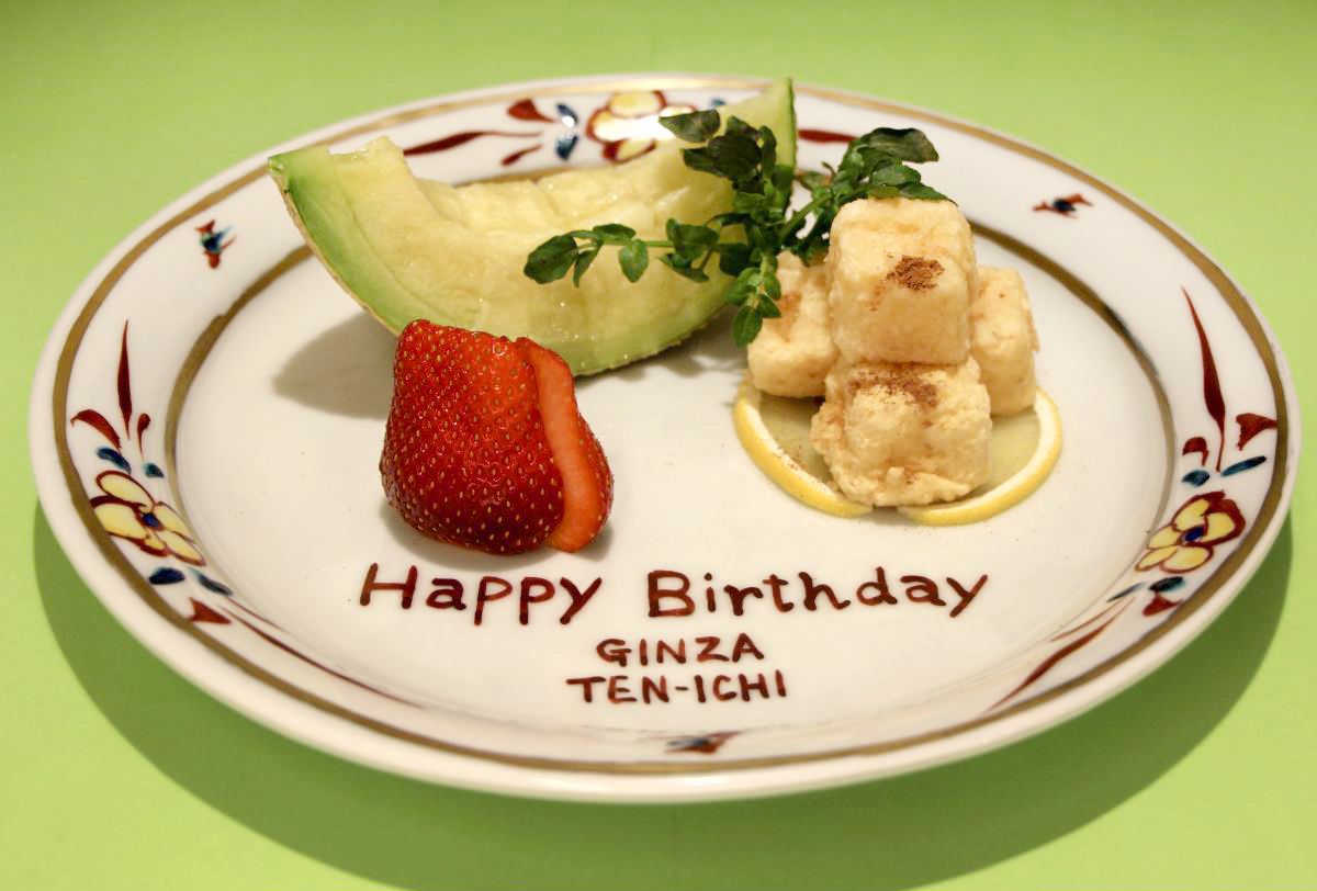 Piatto di frutta per l'anniversario