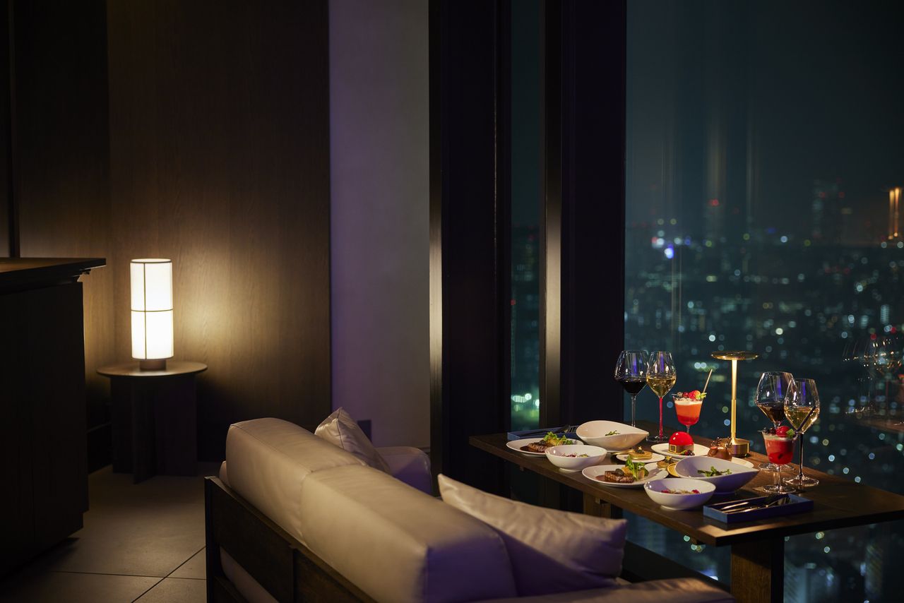 Dec 20–25 Only — Guaranteed Window-Side Sofa Seat: Christmas Pairing Course