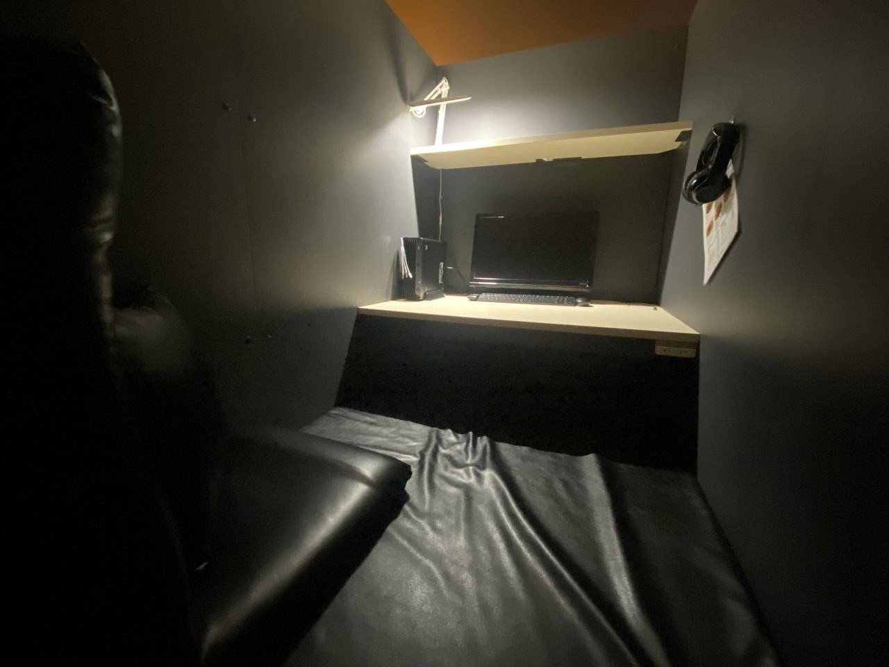 【月〜木】ブース　9時間パック（シャワー付き）