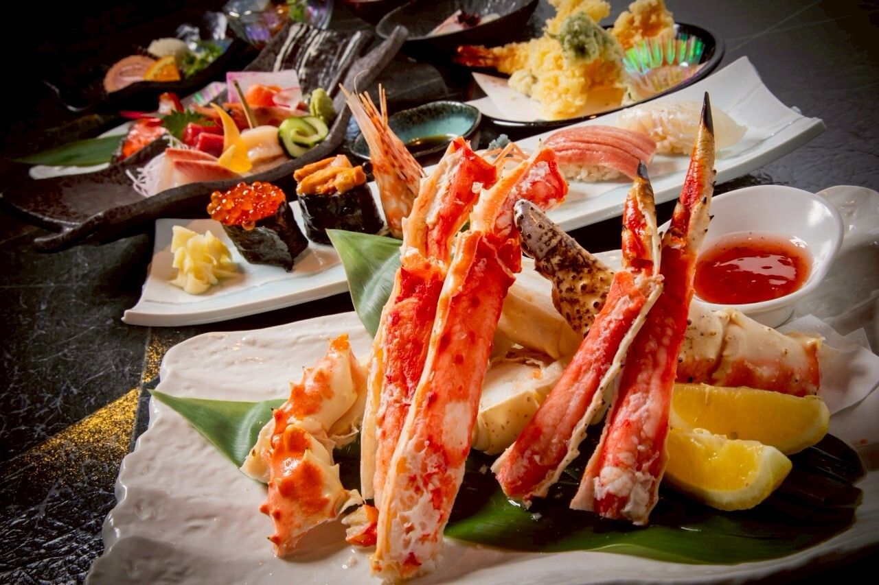 旬のお刺身やお鮨に加えタラバガニも食べつくす満足プラン