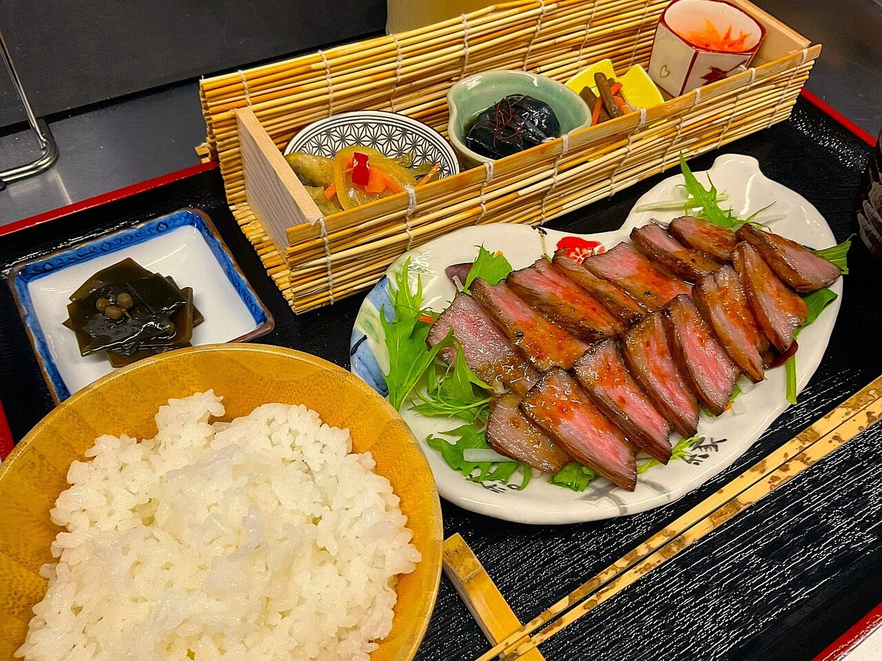 10天熟成日本黑毛牛肉牛排套餐（含小菜、沙拉和红味噌汤）