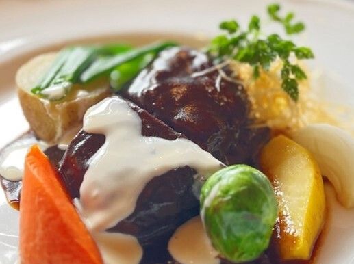 [Pranzo] Gustate uno speciale stufato di manzo preparato con carne di manzo Wagyu A5 selezionata e ingredienti di stagione in questo corso di degustazione di 7 portate.