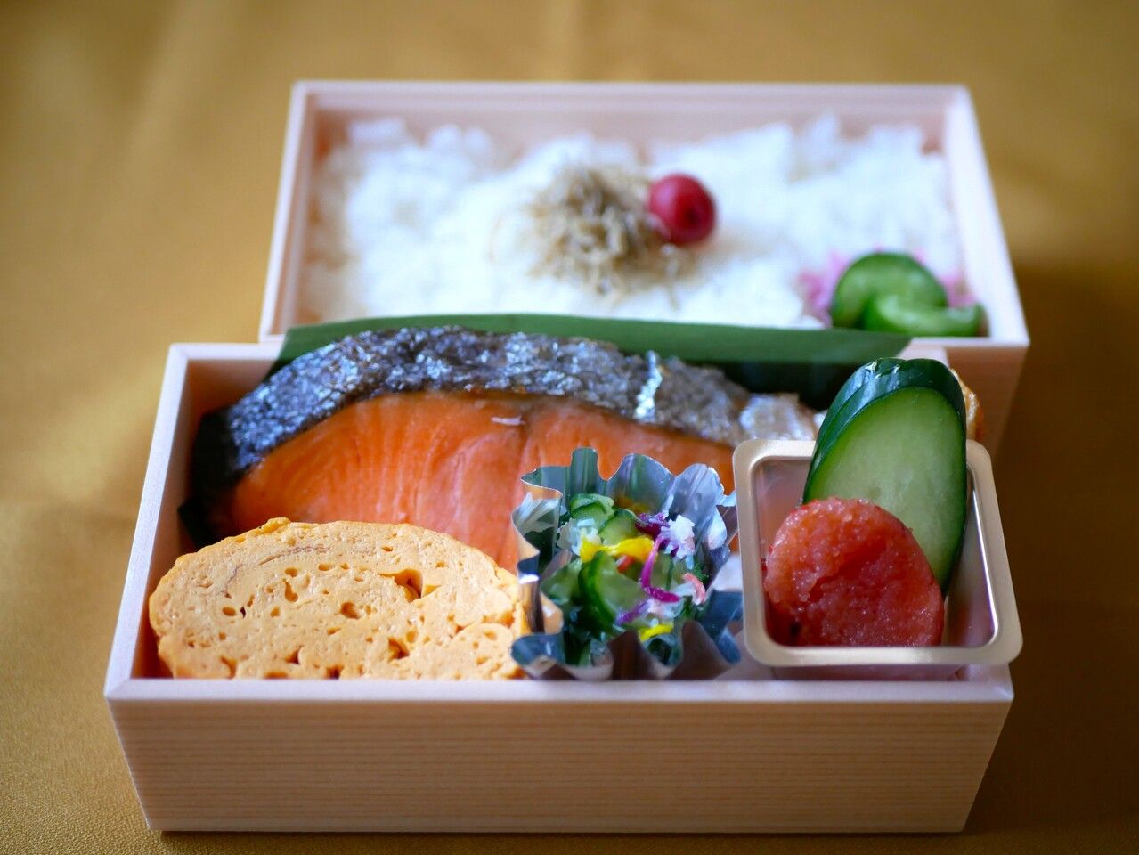 銀鮭と明太子の三彩弁当　1,800円