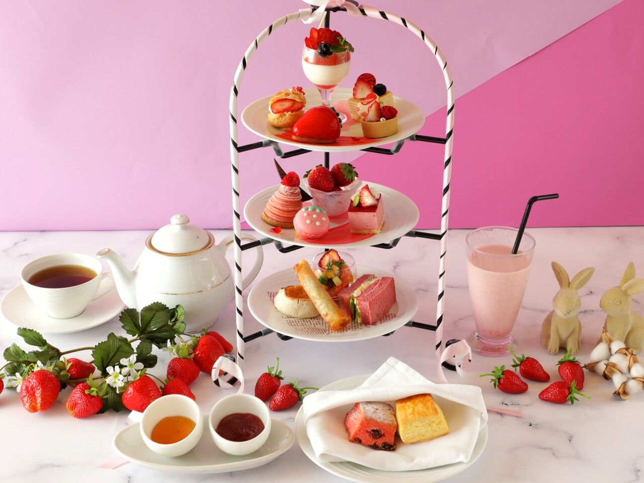 苺のアフタヌーンティーセット【1/1～3/15】　（14：30～）