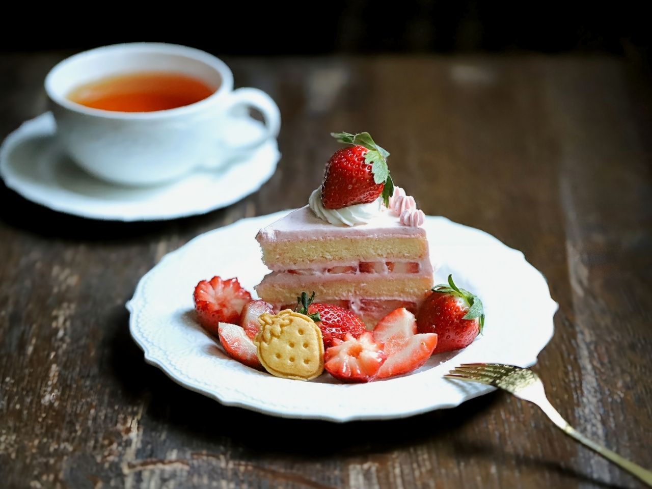 Pink strawberry cake (limited to 16 servings)
