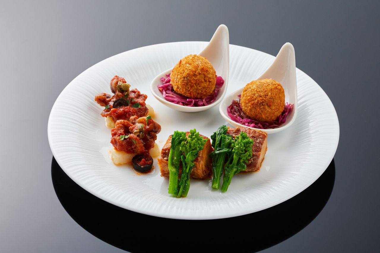 〈Evening Afternoon Tea〉:  A stand featuring spare ribs and seasonal vegetables + 3 hours of all-you-can-drink (2/1 - 3/31)