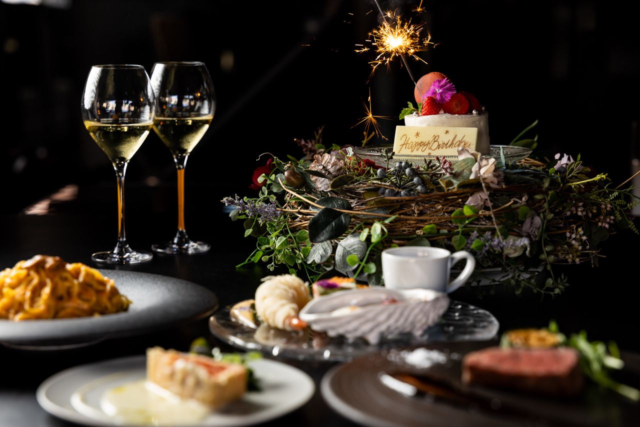 [Luxury Birthday Course] A luxurious double main course featuring carefully selected ingredients such as domestic Wagyu beef and snow crab, with a sparkling wine toast and a flower wreath cake included.
