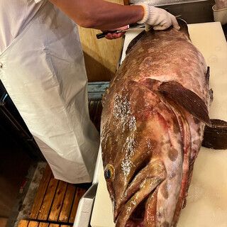 当店自慢の新鮮なあらを使った多彩な料理を楽しむ「あら（クエ）会席コース」