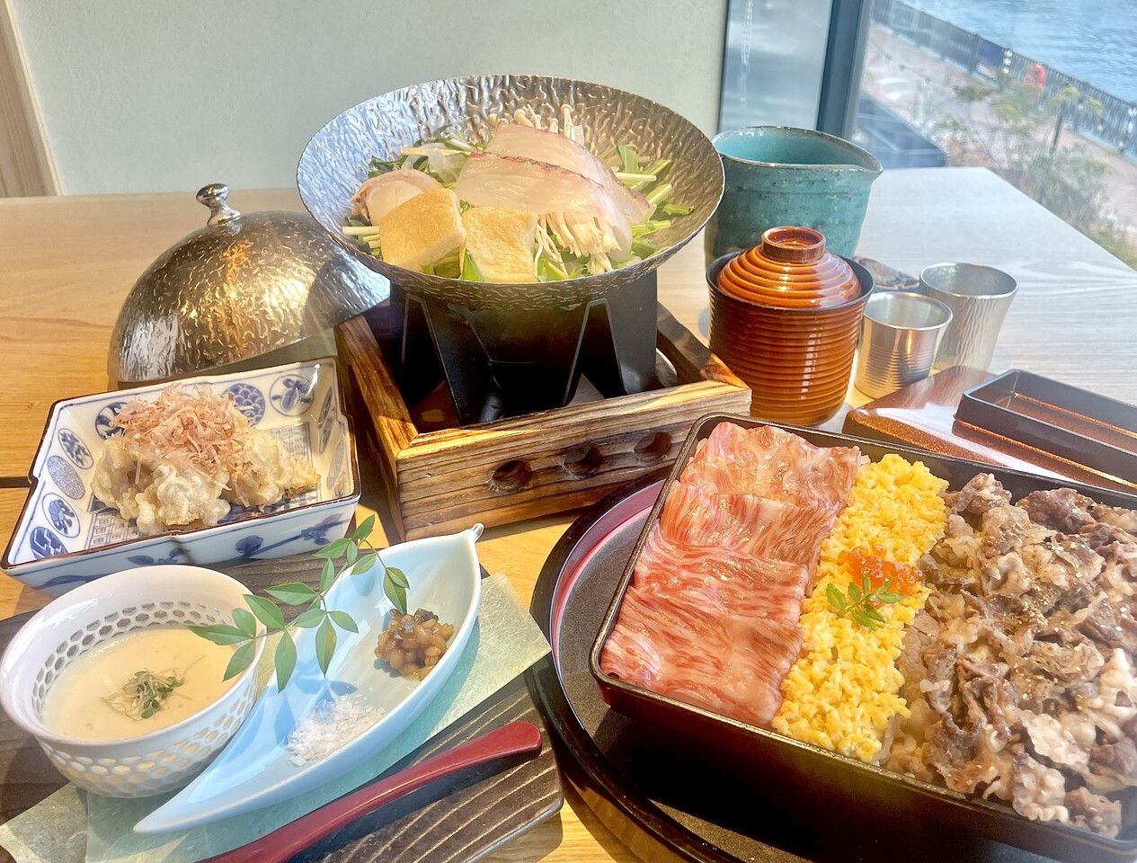 Weekday only! [Touka's Feast Lunch] "Black Wagyu Beef Chirashi" & "Small pot of seasonal fish in golden dashi broth and our specialty! Sundaru Daikon radish tempura" Weekday special price 1,990 yen