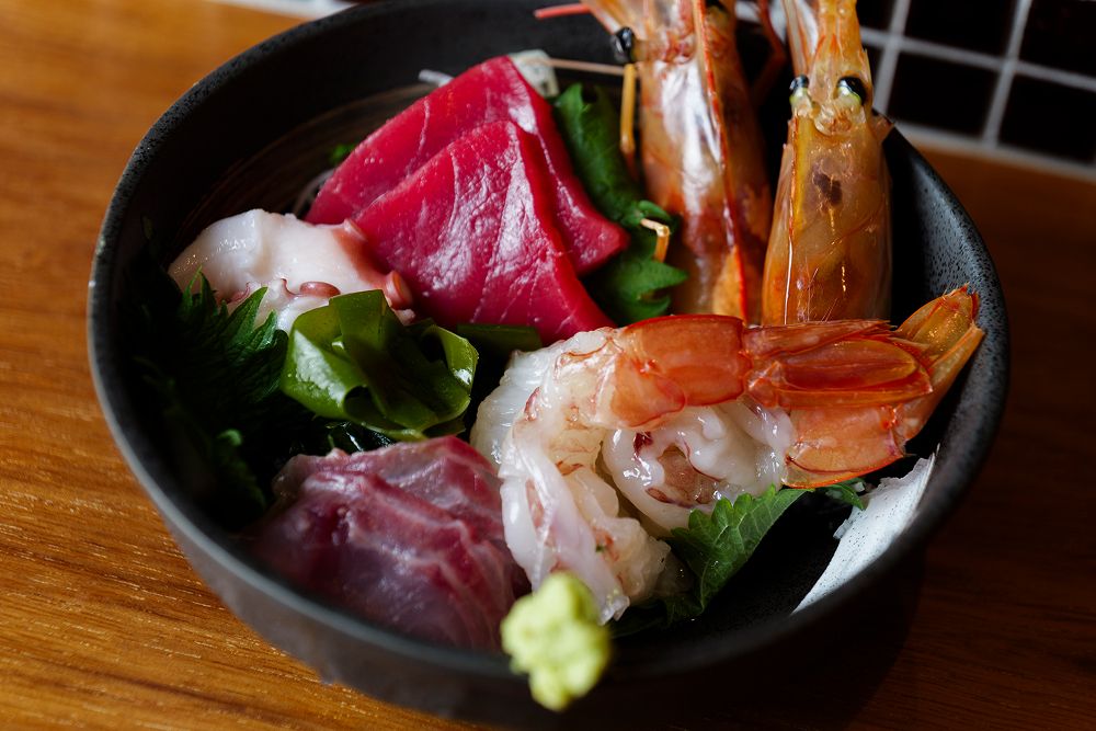 【标准宴会套餐】此常规套餐可让您享用时令新鲜蔬菜、干鲭鱼和其他推荐的炉端烧烤菜肴，最后以传统铁锅烹制的蓬松米饭完美收尾！