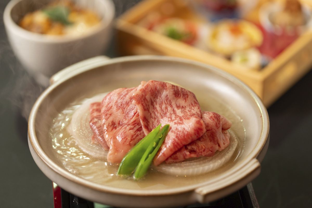 【個室確約×選べる日本酒・焼酎含む豪華2時間飲み放題付】究極の比内地鶏料理や国産牛リブロース陶板焼きなどを嗜む『雅』全8品10,000円