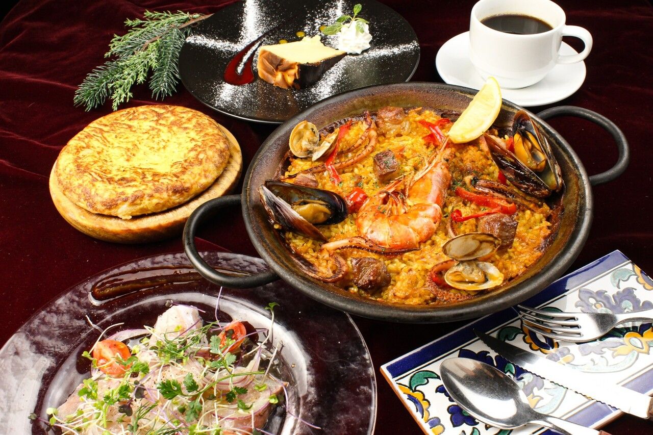 【ランチ｜パリージャコース(4品)】牛リブロースなど3種から選べるメイン＆デザート・カフェ！プチ贅沢ランチに◎《公式予約特典で乾杯ドリンク付き！》