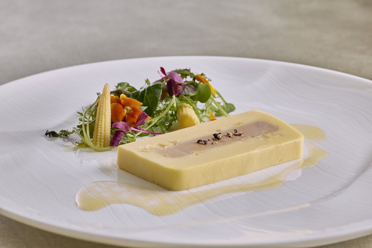  A truly satisfying course featuring seasonal vegetable appetizers, fish dishes, and Japanese Black Wagyu beef fillet, all the way to dessert!