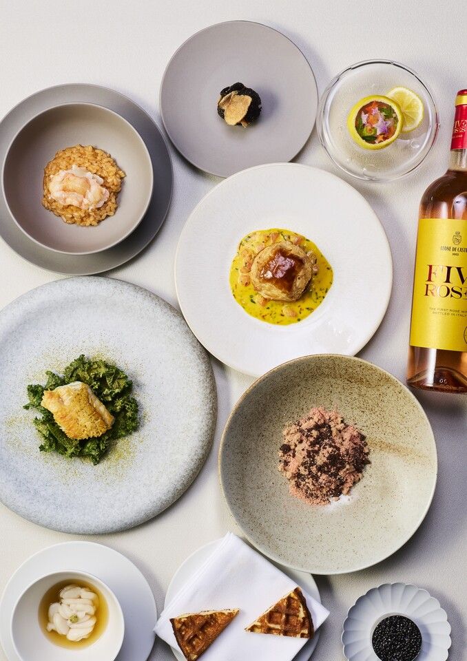 전채 10종 모듬으로 선택할 수 있는 메인의 호화 프렌치 런치