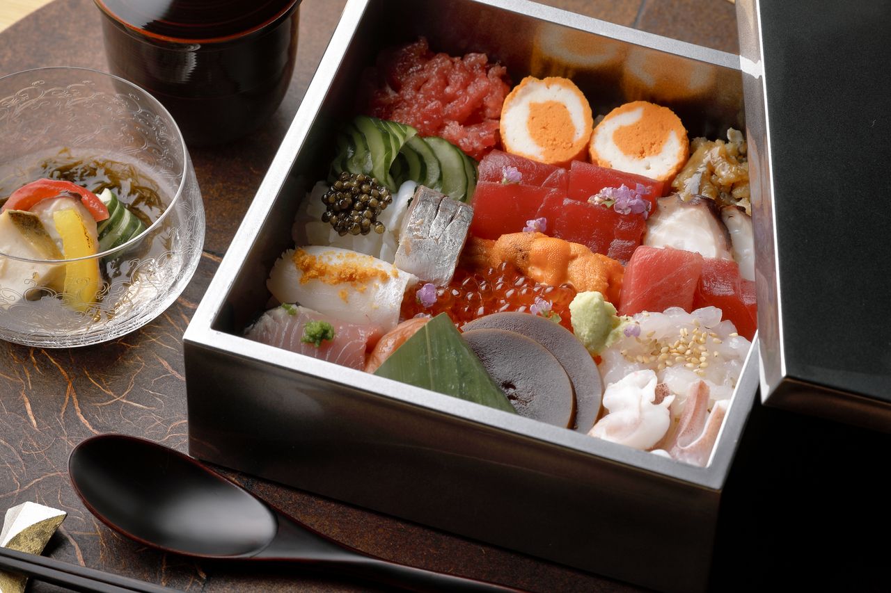 [Weekday Offer] Sushi Lunch / Tsukimi Chirashi Sushi "Hana"