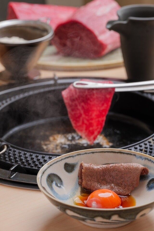 Lunchtime only: Enjoy a course featuring either sukiyaki or shabu-shabu! Choose between sukiyaki or shabu-shabu. We also offer "Wagyu Beef and Sea Urchin Yukhoe Dog" and "Selected Fillet Beef Spicy Brioche Cutlet Sandwich".