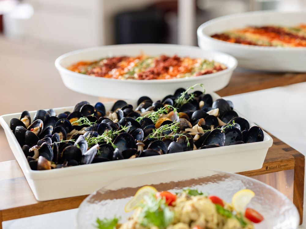 【8/13～16限定 時間無制限ランチ】選べるメイン＆タリアータや豊富なデザートビュッフェ