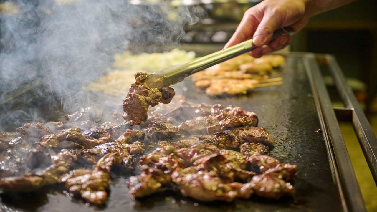 【平日ランチビュッフェ】＼夏を楽しむホテルビュッフェ！焼き立てステーキとひんやりソフトクリームも食べ放題／