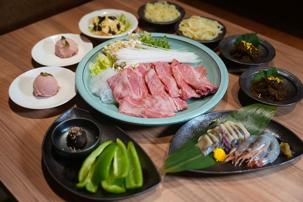 시모무라 소고기 스키야키 또는 샤브샤브 코스 (120g / 시모무라 목장에서 직송한 흑털 와규)